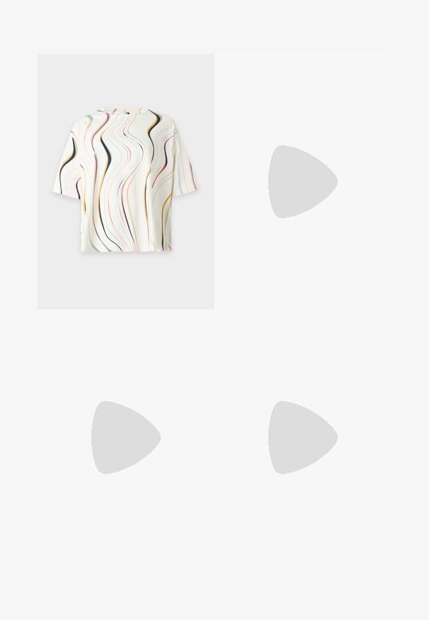 Chemise blanche à manches courtes avec un col montant présentant des rayures verticales ondulées multicolores en noir, jaune, rouge, bleu et vert.; Shorts à rayures verticales violet et blanc avec taille élastique et petit logo rouge en bas de la jambe droite.; Sandale pour femme en cuir noir avec fines lanières, une boucle d'orteil, une boucle à la cheville et un talon aiguille de hauteur moyenne sur un fond neutre.; Sac rectangulaire avec motif floral jaune et noir et anse tressée jaune et rose sur fond blanc.