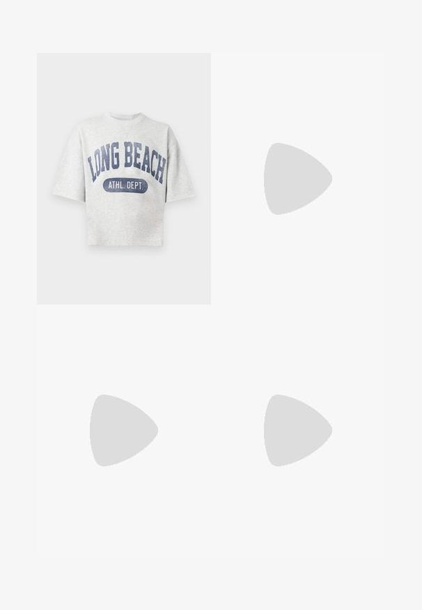 Lysegrå sweatshirt med korte ærmer og rund hals med blåt tryk "LONG BEACH ATHL. DEPT." foran.; Mørkegrå denimshorts med et klassisk fem-lomme design, knap- og lynlåslukning, lige pasform og en let falmet struktur over det hele.; Sort læder loafersko med en bred rem over forfoden, gummisål med tykke mønstre og glat overflade. Klassisk, slankt design.; Lille beige crossbody-taske med lynlåslomme foran, metal ALDO-logo, justerbar bred rem og rundet rektangulær form på hvid baggrund.