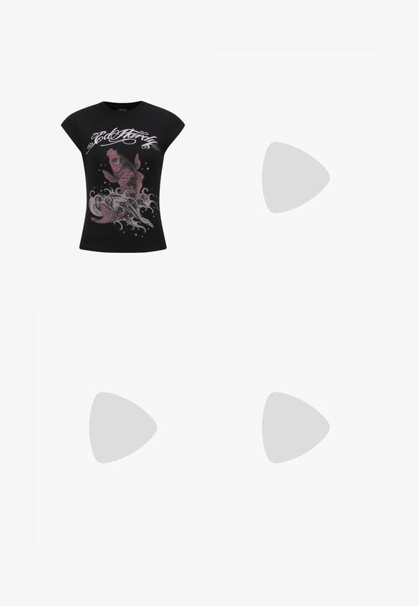Zwarte t-shirt met korte mouwen, voorzien van een roze strass visontwerp en golfpatronen, versierd met zilveren accenten en tekst.; Lichtblauwe denimrok met riemlussen, knoop- en ritssluiting aan de voorkant en zijzakken, licht gebogen zoom.; Witte platformsneaker met dikke zool, veterluiting aan de voorkant en geperforeerde zilveren zijpanelen, zijaanzicht tegen een witte achtergrond.; Holografische schoudertas met zwarte accenten, featuring een gebogen vorm en een mozaïekpatroon van iriserende hexagonen in groen, blauw en paars.