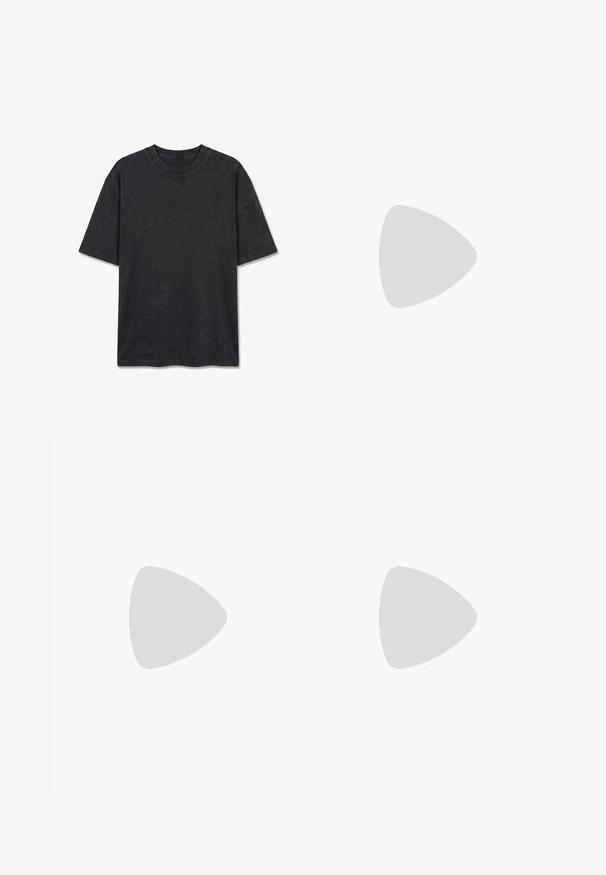 Μαύρο μπλουζάκι oversized με κοντά μανίκια, στρογγυλή λαιμόκοψη και διακριτικό κεντημένο λογότυπο "PEGADOR" στο κέντρο μπροστά.; Ανοιχτό γκρι τζιν σορτς με μικρές λευκές βούλες, μπροστινό κουμπί και φερμουάρ, θηλιές ζώνης και μπροστινές τσέπες.; Μαύρο παπούτσι Adidas Samba με λευκές ρίγες, λαστιχένια σόλα και χρυσό κείμενο "Samba" στο πλάι, εμφανιζόμενο από αριστερό προφίλ σε μονόχρωμο φόντο.; Μαύρη υφασμάτινη τσάντα με καμπύλο σχήμα και ευρεία, υφασμένη ατσάλινη λουρί. Διαθέτει περίπλοκο σχέδιο πλέγματος καλαθιού και μαλακό, ανθεκτικό υλικό.