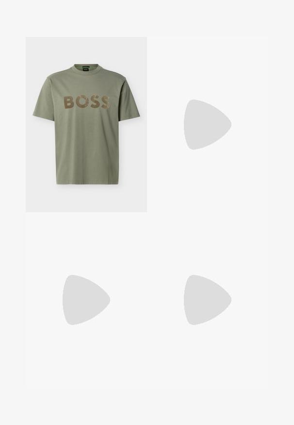 Olivengrøn kortærmet T-shirt med rund hals og stort brunt tekstureret "BOSS"-logo tværs over brystet.; Beige bomuldsbukser med lige ben design, forsynet med forlommer og klassisk knaplukning. Glat tekstur med diskret slid.; Hvid lædersneaker med rund tå, minimalistisk design, grå snørebånd og en tekstureret grå gummisål. Subtile syningsdetaljer er synlige.; Sort læderbælte med mat sort metalspænde, let rullet med remmenes ende hvilende på en hvid overflade.