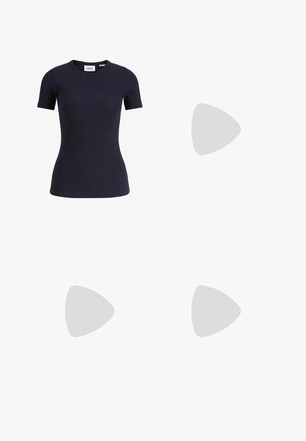 T-shirt moulant côtelé bleu marine à manches courtes avec encolure ronde et étiquette de marque JJXX à l'intérieur du col.; Jean évasé bleu clair en denim, avec une taille haute, un design à cinq poches et un ourlet brut en bas. La texture est légèrement usée.; Escarpins slingbacks en cuir rouge avec un bout pointu, un talon bloc épais et une seule bride de cheville réglable. Texture lisse, design minimaliste.; Femme portant un chemisier à motif noir et blanc tenant un sac à main rouge brillant sur un fond uni.
