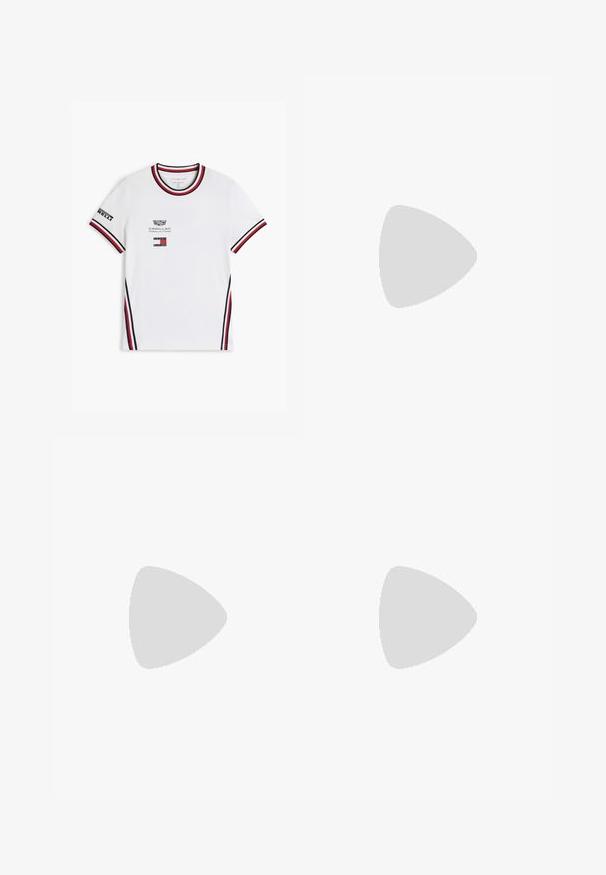 Hvid t-shirt med korte ærmer med rød, sort og hvid stribet krave og manchetter, Cadillac Formula 1 og Tommy Hilfiger logoer foran.; Marineblå bomuldsbukser med flad front, lynlås- og knaplukning, sidelommer og lige ben. Glat tekstur uden mønstre.; Høje sneakers i mørkeblåt kanvas med hvide gummisåler, snørebånd og detaljer. Har et rundt logo og hvide syninger.; Sort læderbælte med spænde i guldmetal formet som bogstavet H, sammenrullet på en hvid baggrund.