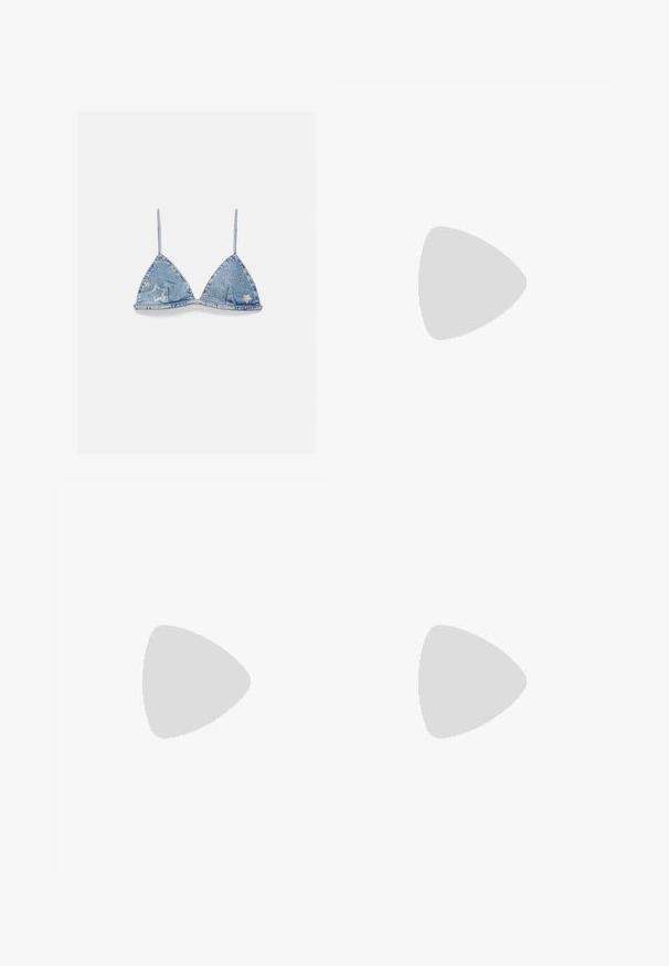 Blauer Denim-Triangle-Bralette mit dünnen Trägern, verziert mit silbernen Sternnieten und Strasssteinen auf einfarbigem Hintergrund.; Hellblaue Jeans aus Denim mit hoher Taille, zwei Vordertaschen, doppeltem Knopfverschluss und ausgestellten Beinen.; Helleblaue Plattform-Sandale mit ausgefranstem Obermaterial, offenem Zehendesign, dicker, gerundeter Sohle und strukturiertem grauem Laufsohlen.; Schwarze Perlen-Handtasche mit geschwungener Silhouette, Tragegriff und glänzender Textur. Kombiniert mit schwarzen High Heels und enganliegenden schwarzen Shorts.