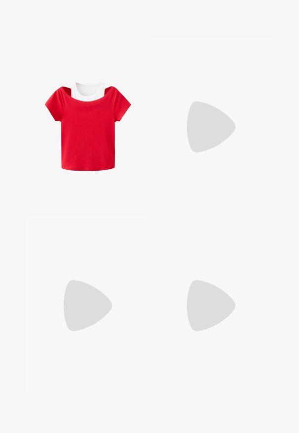 T-shirt rouge à manches courtes et court superposé à un débardeur blanc sans manches sur fond blanc.; Jean en denim bleu avec une jambe légèrement évasée et des zones décolorées sur les cuisses, avec poches avant et passants pour ceinture.; Mule en cuir rouge à bout ouvert avec un talon bas incurvé et une large bride à l'avant pour un look élégant et stylé.; Lunettes de soleil ovales noires avec des branches fines et des verres teintés rouges posées sur une surface blanche.
