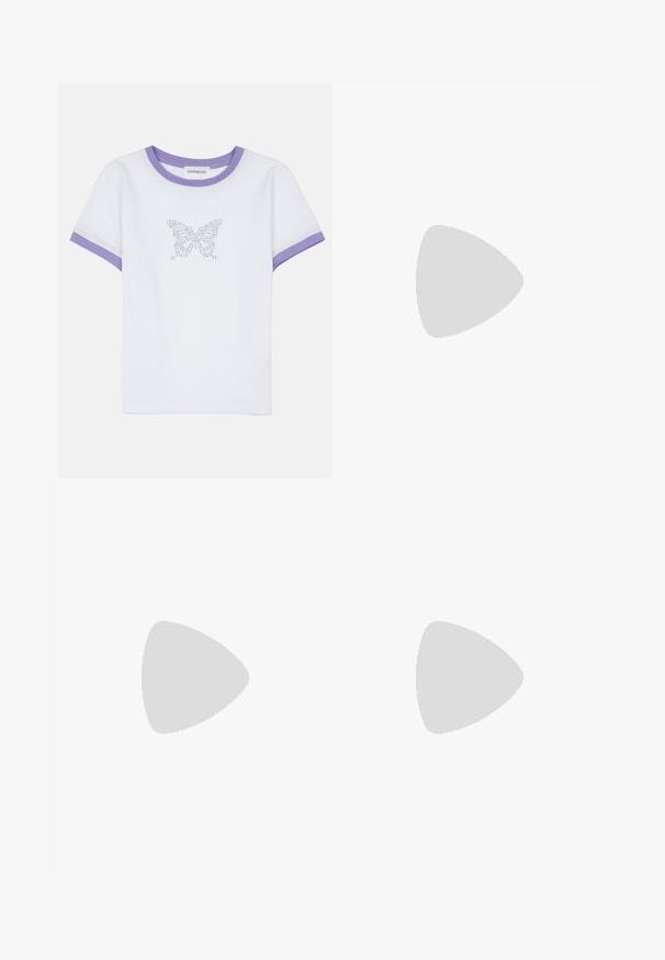 Hvid bomulds t-shirt med korte ærmer, lilla ribbet halsudskæring og rib, prydet med et sommerfuglemotiv lavet af rhinsten på fronten.; Bredde-grå denim jeans med en let falmet finish, der har fem lommer, lukning med knap foran og bæltestropper.; Hvid chunky sneaker med tyk tekstureret sål, sølvstjerne og sommerfugledekorationer på hvide snørebånd og sølvnitter på hælremmen.; Sort perlehandtaske med en buet silhuet, bærehåndtag og blank overflade. Båret med højhælede sorte sko og tætsiddende sorte shorts.