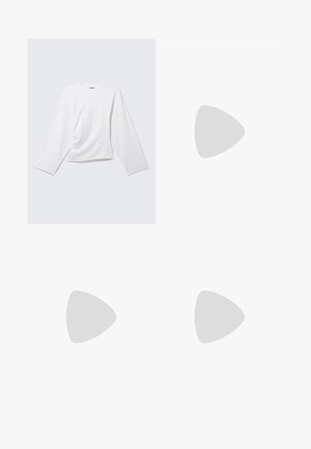T-shirt blanc uni à manches longues et col rond, avec un subtil détail de drapé à l'avant et une coupe légèrement ample.; Jupe en denim gris à taille haute, avec cinq boutons en argent, des coutures verticales et un ourlet brut. A une silhouette ajustée et une texture douce.; Sandale plate argentée à lanières fines avec un petit nœud sur le dessus, équipée d'une semelle noire.; Lunettes de soleil à monture en plastique noir avec des verres teintés foncés et un pont étroit, vues de face sur un fond blanc.