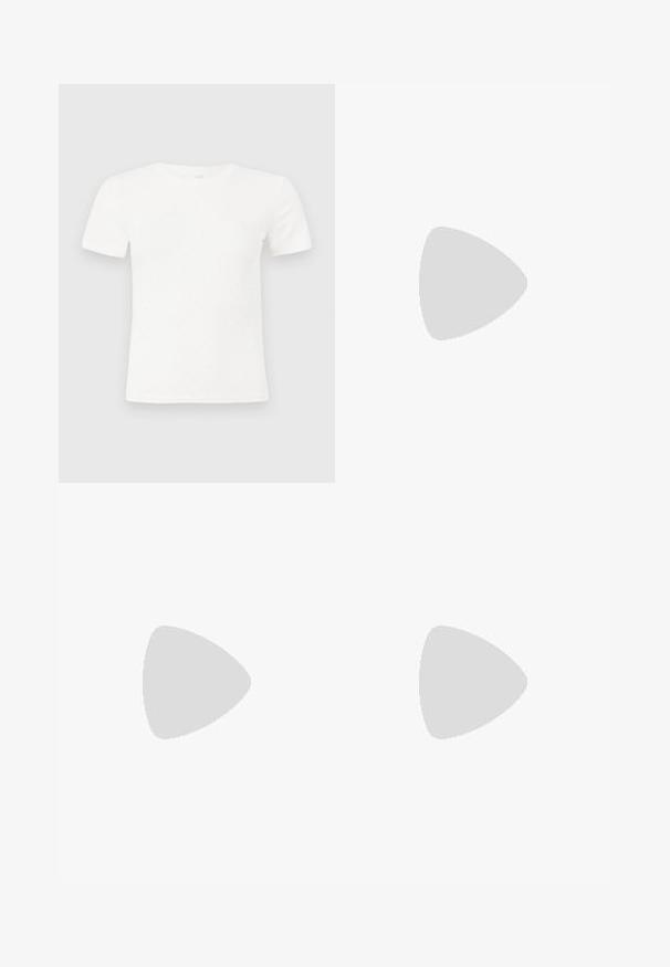 Camiseta blanca de manga corta hecha de suave tejido de algodón. Presenta un sutil patrón de puntitos y un cuello redondo, con un corte ajustado y textura acanalada.; Vaqueros de mezclilla azul de pierna ancha con cintura alta, que cuentan con bolsillos frontales y un aspecto desgastado, fabricados en algodón con una textura suave.; Zapato beige de ante con tacón kitten y tira trasera, con una hebilla plateada, colocado sobre una superficie metálica brillante y capitonada.; Bolso de mano de cuero azul claro tejido con forma rectangular, detalles de herrajes dorados y una correa desmontable para opciones de transporte versátiles.