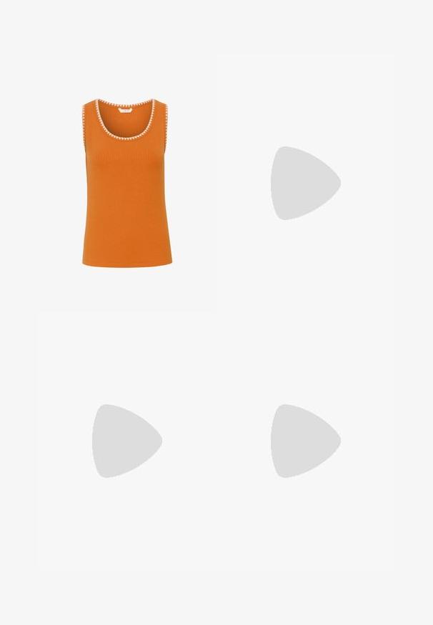 Mouwloos oranje geribd tanktop met witte driehoekige bies langs de halslijn en armsgaten, met een scoopneck ontwerp.; Beige knielange rok met knopen en rits aan de voorkant, riemlussen en een gestikt gebogen detail boven de zakken.; Zwarte patenten leren ballerina met een spitse neus, enkelband met een goudkleurige gesp en een lage blokhak. Glad, glanzend oppervlak.; Beige canvas tas met zwarte lederen afwerking en afgeronde handvatten, geperst met het "SAMSOE SAMSOE" logo.