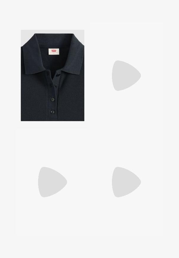 Dunkelmarineblaues, geripptes Poloshirt mit Kragen und dreiknöpfiger Knopfleiste, mit Levi's-Etikett im Nackenbereich, Größe klein.; Dunkelblaue gerade geschnittene Jeans mit fünf Taschen, Knopf- und Reißverschluss und kontrastierenden Nähten.; Hoher schwarzer Lederstiefel mit niedrigem klobigem Absatz, stehend auf Pflaster neben gefliestem Wandhintergrund.; Schwarzer Ledergürtel mit silberner rechteckiger Schnalle und mehreren Verstelllöchern, flach auf weißem Hintergrund liegend.