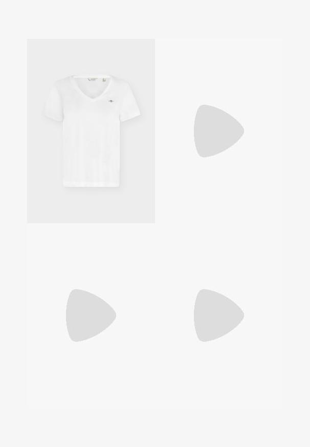 Λευκό κοντομάνικο T-shirt με V-λαιμόκοψη και μικρό κεντημένο λογότυπο στο αριστερό στήθος και ετικέτα GANT μέσα στον γιακά.; Μαύρο προσαρμοσμένο παντελόνι με ίσια γραμμή, κατασκευασμένο από λείο ύφασμα. Διαθέτει ζώνη χωρίς ορατούς κλειδώματα ή τσέπες.; Λευκό δερμάτινο αθλητικό παπούτσι με κορδόνια που αιωρείται πάνω σε μια ξύλινη παγκακι, με ψηλό πράσινο χορτάρι θολωμένο στο παρασκήνιο σε εξωτερικό χώρο.; Μαύρα υπερμεγέθη γυαλιά ηλίου σε σχήμα γάτας, με σκοτεινούς φακούς και γυαλιστερό πλαστικό σκελετό. Διαθέτουν παχιά άκρα για στήριξη.