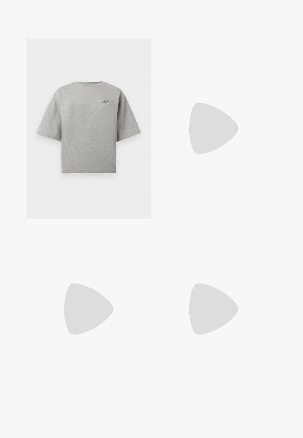 Lichtgrijs T-shirt met korte mouwen en ronde hals met een klein donkerblauw schrijflogo op de linkerborst.; Lichtblauwe denim jeans met een recht model, voorzien van vijf zakken, een klassieke ritsopening en zichtbare stikselaccenten.; Zwart-beige sneaker met een klittenbandsluiting, drie witte strepen aan de zijkant en een getextureerde bruine rubberen zool. Merkembleem zichtbaar.; Donkerbruine lederen handtas met textuur, twee hengsels, afgeronde rechthoekige vorm en zilveren cirkelvormige sluiting op de voorflap.