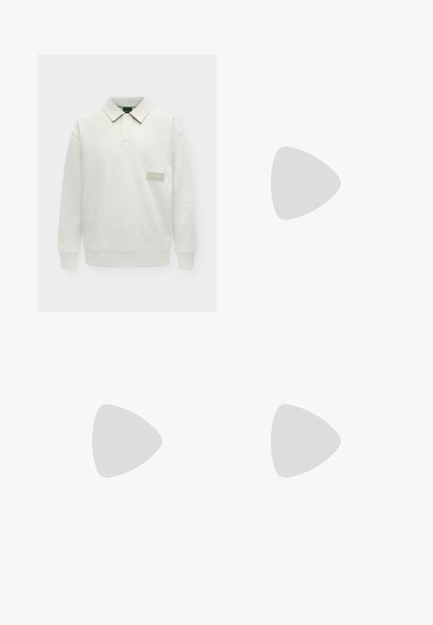 Sweat-shirt polo blanc à manches longues avec col et petit patch logo rectangulaire sur la poitrine indiquant "BOSS."; Pantalon noir fuselé avec une taille élastique et un cordon, présentant une subtile texture côtelée verticale.; Chaussure mocassin en cuir noir suspendue au-dessus d’un tapis beige avec du mobilier moderne couleur ambre en arrière-plan.; Sac bandoulière en cuir noir avec une surface texturée, doté d'une poche zippée à l'avant, d'une bandoulière ajustable et d'accents en métal.