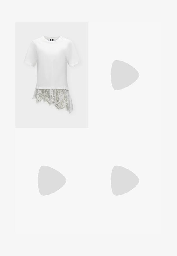 Blusa blanca de manga corta con cuello redondo y bajo asimétrico de encaje con motivos florales sobre fondo claro.; Pantalones negros de pierna ancha con una pretina alta, que cuentan con dos botones frontales y una textura suave. Corte recto con pliegues en la parte delantera.; Zapatos de tacón en charol negro con tira al tobillo, punta afilada y un pequeño tacón bloque, que cuentan con un acento de hebilla plateada en la correa.; Bolso de mano de tela negra suave con parte superior fruncida y asas acolchadas circulares atadas con nudos a cada lado.