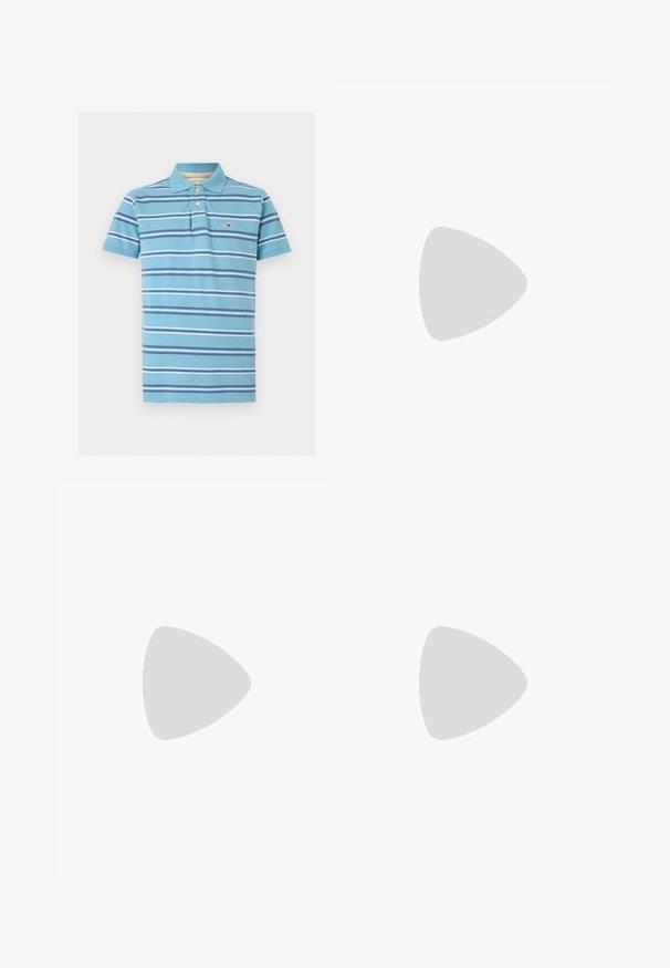 Lyseblå polo med korte ærmer, navy og hvide horisontale striber, to knapper på placket, og lille rød mågelogo på brystet.; Mørkeblå straight-leg denim jeans med knap- og lynlås-lukning, forlommer og bæltestropper på en lys grå baggrund.; Sorte læderloafers med et slankt design, der har syning ved tåen og en glat finish. Skoen har en lav hæl og minimal udsmykning.; Sølvfarvet metalarmbånd med skiftevis rektangulære og ovale led, justerbar lukning med lille rund charm på hvid baggrund.