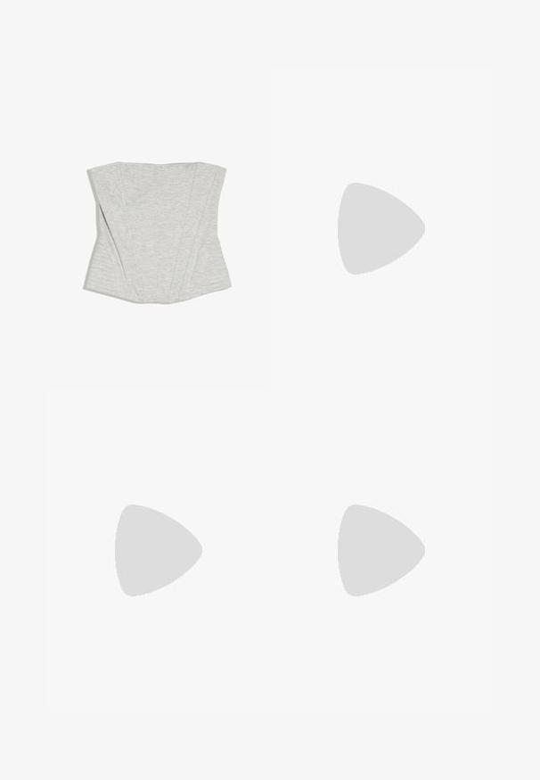 Top gri deschis fără mâneci, în stil corset, cu cusături verticale structurate și talie ușor evazată, așezat plat pe un fundal alb.; Blugi albi cu talie înaltă și croială dreaptă, cu buzunare frontale și închidere cu nasture pe fundal alb.; Sandale maro din piele întoarsă cu toc, vârf deschis, toc kitten de înălțime medie și baretă superioară decorată cu capse circulare argintii.; Geantă de mână dreptunghiulară din piele maro închis, cu două mânere în formă de buclă și închidere cu clapetă, pe un fundal simplu deschis la culoare.