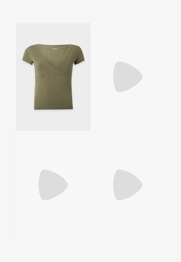 Olivgrünes Kurzarm-T-Shirt mit V-Ausschnitt, Wickeloptik vorne und figurbetonter Form, präsentiert auf schlichtem, hellem Hintergrund.; Helle blaue Denim-Capri-Hosen mit einer figurnahen Passform, mittlerer Leibhöhe, Fünf-Taschen-Stil und dezenten Stickdetails entlang der Nähte.; Schwarze Flip-Flops aus glattem Leder, mit einem dünnen Riemendesign und einer flachen Sohle mit minimalem Profil. Keine bemerkenswerten Muster oder Akzente.; Kleine weiße Handtasche mit braunen Flecken, abgerundete dreieckige Form, schwarze Innenfutter und kurzer verstellbarer Riemen mit silberner Schnalle.