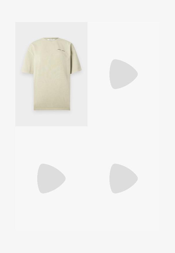 Hellbeiges, übergroßes T-Shirt aus weicher Baumwolle. Verfügt über kurze Ärmel, einen Rundhalsausschnitt und ein kleines schwarzes Textlogo auf der Vorderseite.; Cremfarbene Jeansshorts mit geradem Schnitt, ausgestattet mit einem Frontknopfverschluss und einem Fünf-Taschen-Design. Strukturierter Stoff mit Nähdetails.; Schwarze Sandalette mit Absatz, Zehenschlaufe und goldenem Akzent, auf einer Holz- und Steinpflasteroberfläche im Freien nahe Grünflächen platziert.; Rechteckige Handtasche in Cremefarbe mit einem einzelnen Trageriemen und Reißverschluss oben, ausgestattet mit einer kleinen, geprägten Logoplakette vorne.