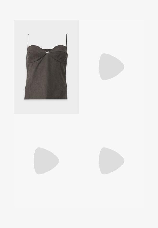 Σκούρο γκρι strapless bustier τοπ με λεπτούς ιμάντες σπαγγέτι και διακριτικές ραφές σε λευκό φόντο.; Καφέ παντελόνι με φαρδιά εφαρμογή, ελαστική μέση και ελαστικές μανσέτες στον αστράγαλο, με κορδόνι στη μέση.; Μαύρο δερμάτινο γυναικείο παπούτσι με χαμηλό τακούνι και μυτερή μύτη, εμφανιζόμενο πλάγια σε απλό ανοιχτό γκρι φόντο.; DRAGON DIFFUSION ROSANNA - Τσάντα χειρός - bruciato