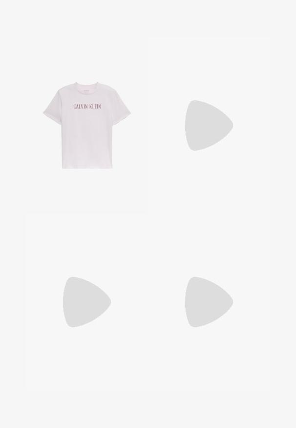 T-shirt blanc à manches courtes Calvin Klein avec col rond et nom de la marque imprimé en grandes lettres rouge foncé sur la poitrine.; Pantalons en denim blancs taille haute avec une coupe ample. Dotés d'une fermeture à bouton, de poches latérales et d'un design minimaliste. Texture lisse.; Chaussure slingback avec un dessus crème et un embout noir brillant. Elle présente un petit talon carré et des découpes sur les côtés.; Paire de boucles d'oreilles en métal argenté avec un motif abstrait d'anneaux entrelacés sur fond blanc.