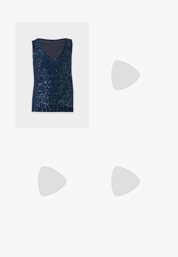 Donkerblauwe mouwloze top bedekt met glanzende pailletten en met een V-hals tegen een effen lichte achtergrond.; Marine-blauwe wijde broek met verticale ribbeltextuur, elastische tailleband en uitlopende zoom. Gemaakt van zachte, comfortabele stof.; Zwarte leren dames sandaal met dunne bandjes, een teengreep, een enkelgesp en een stilettohak van gemiddelde hoogte op een neutrale achtergrond.; Zachte navyblauwe leren handtas met zilveren sluiting, enkele schouderband en afneembare ketting polsband op witte achtergrond.