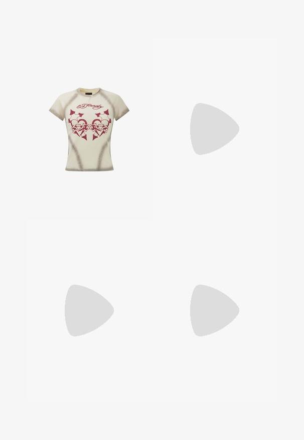 Kurzes, cremefarbenes T-Shirt mit einem kastanienbraunen Grafikdesign von verschlungenen Herzen und Totenköpfen, glatter Textur und kontrastierenden Seitennaht.; Schwarze weit geschnittene Jeans mit glatter Textur, hoher Taille und einem Markenpatch auf der Rückseite. Besitzt ein weites Bein-Design und verstärkte Nähte.; Schwarzer klobiger Plateau-Schuh mit dickem hohem Absatz, Schnürung vorne und Mokassinnaht, seitlich auf weißem Hintergrund dargestellt.; Bordeauxfarbene Lacklederhandtasche mit geschwungener Form, silbernen Hardware-Details und einer dekorativen Schnalle. Verfügt über einen kurzen Tragegurt und einen Reißverschluss.