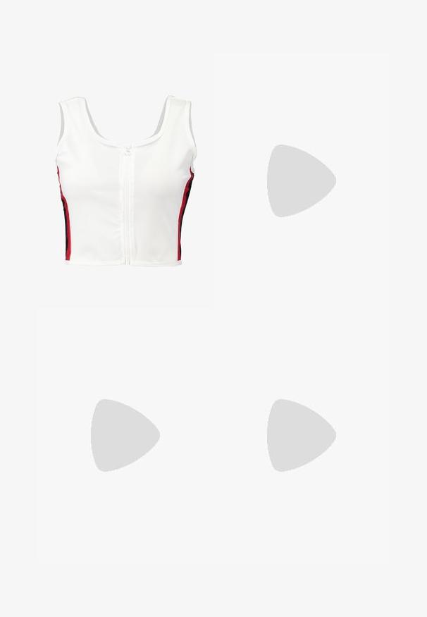 Hvid cropped tank top med lynlås foran, der har røde og sorte sidelister. Fremstillet af glat, strækbart materiale.; Røde læderbukser med en glat tekstur, slim fit og en let cropped længde. Har en bred talje og en frontlomme.; Hvid lavtop lærredssneakers med hvide snørebånd, sorte striber på sålen og gummieret tekstureret tåhætte, sidevendt på hvid baggrund.; Sølv hoops øreringe med et tyndt, glat design; langstrakt oval form; poleret finish; har en sikker krog lukning.
