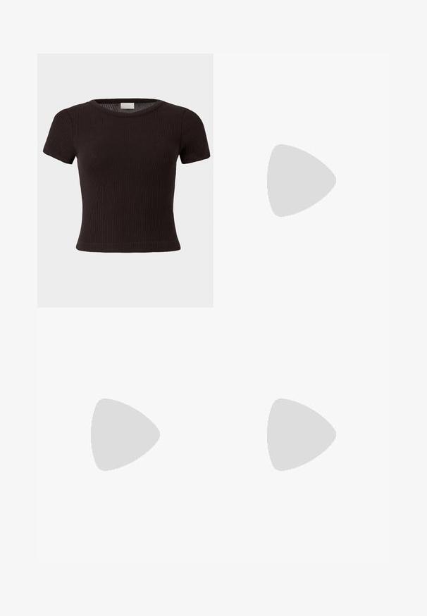 Haut court en maille côtelée noire à manches courtes avec encolure ronde sur fond clair uni.; Jean taille haute à jambes larges avec imprimé zèbre abstrait noir et blanc et design à cinq poches.; Mule en mesh noir avec un bout pointu, de fines lanières et un talon stiletto de 3 pouces. Présente une texture transparente et une semelle tonale solide.; Sac d'épaule en cuir noir en forme de croissant avec bandoulière réglable, fermeture éclair dorée et pompons en cuir décoratifs en forme de feuille sur un côté.