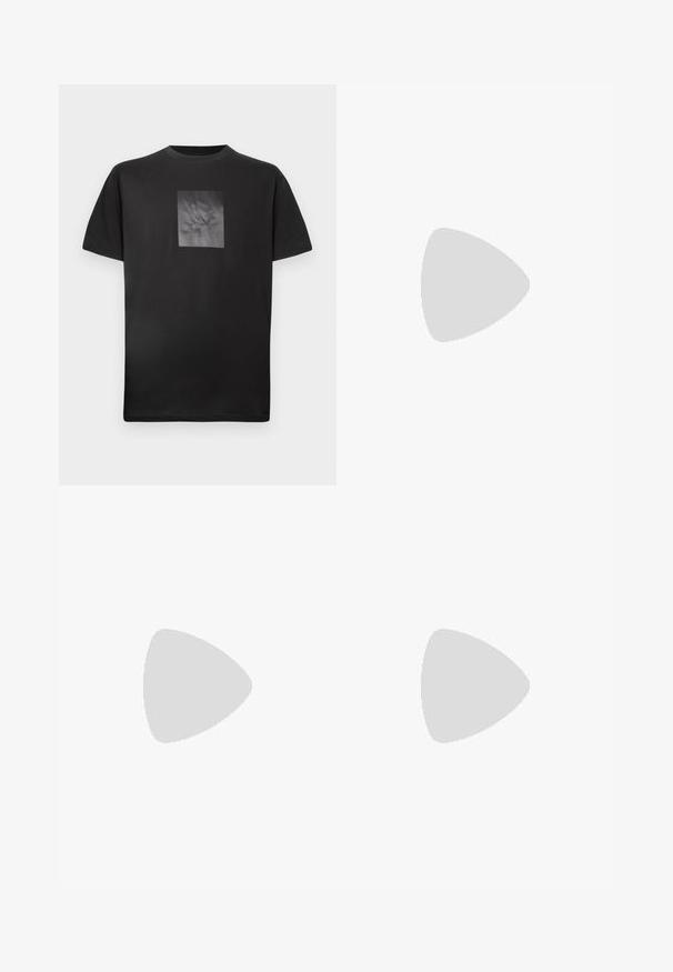 Schwarzes Baumwoll-T-Shirt mit einer quadratischen, strukturierten Grafik auf der Vorderseite, die ein stilisiertes Logo zeigt. Kurzärmlig und mit rundem Ausschnitt.; Schwarze Baumwollhosen mit geradem Bein, ausgestattet mit einem Frontverschluss aus Knopf und Reißverschluss sowie seitlichen Taschen. Einfacher und vielseitiger Stil.; Schwarze Leder-Sneaker mit glatter Oberfläche, kontrastierender cremefarbener Sohle, abgerundeter Spitze, goldfarbenem Logo an der Seite und sechs Ösen für die Schnürsenkel.; Schwarze Umhängetasche mit verstellbarem Riemen und kleinem silbernem Logoemblem auf der Vorderklappe, dargestellt auf einfachem hellem Hintergrund.