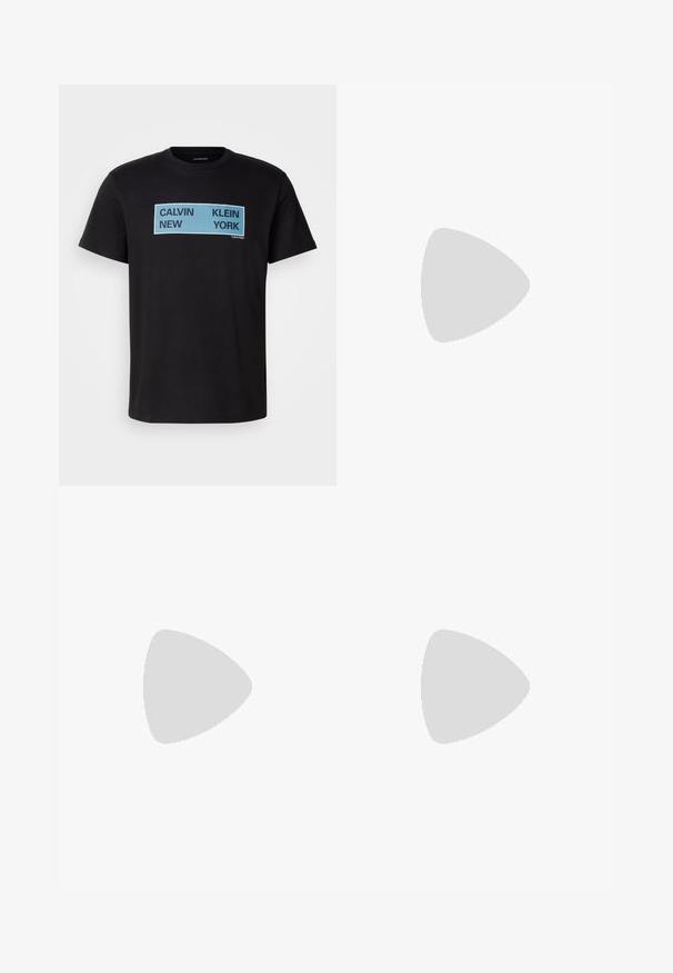 T-shirt en coton noir avec un texte en bleu et noir audacieux : "CALVIN NEW KLEIN YORK" sur le devant. Design classique à col rond, manches courtes.; Pantalons noirs ajustés avec une coupe plate, taille standard et jambes droites. Fabriqués en tissu lisse, dotés d'une fermeture à un bouton.; Baskets blanches Calvin Klein avec lacets, présentées en suspension au-dessus d'un sol en béton poli et d'un mur en blocs de verre en arrière-plan.; Sacoche Calvin Klein noire avec rabat, bandoulière ajustable et petit logo doré à l'avant, sur fond blanc uni.