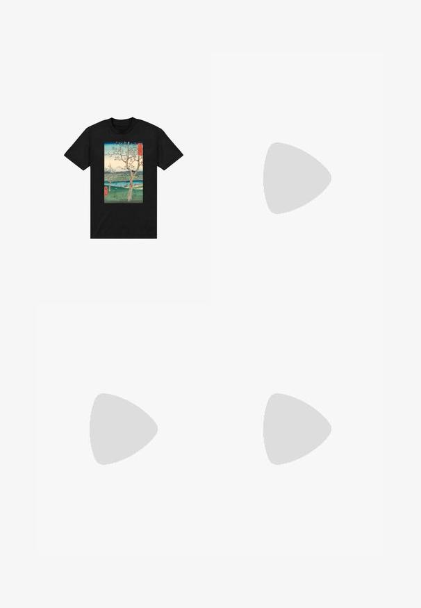 Camiseta negra con un diseño impreso de árboles en flor y montañas, con un cielo azul y acentos rojos, que evoca un paisaje clásico japonés.; Pantalones negros de tiro alto con cintura fruncida y puños elásticos recogidos, ajuste suelto en las caderas y piernas estrechas.; Zapatilla deportiva blanca con suela gruesa, parte superior de malla y cuero, detalle metálico plateado y el logotipo "Karl Lagerfeld" en el lateral.; Bolso de hombro negro de nylon con forma curvada, correa ajustable, bolsillo frontal con cierre, acento azul y detalle de logo.
