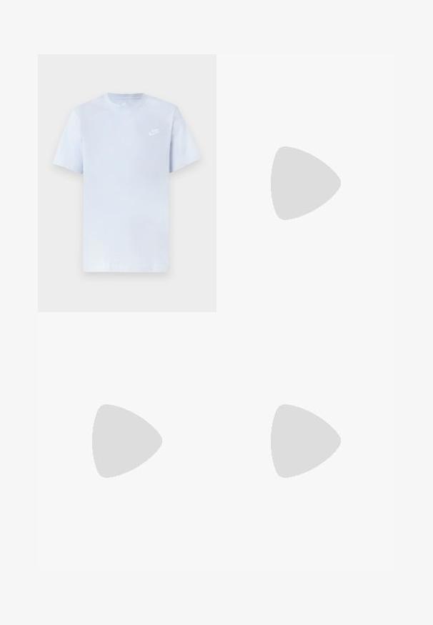 Hellblaue Baumwoll-T-Shirt mit kurzen Ärmeln, Rundhalsausschnitt und einem weißen Nike-Logo, das auf der linken Brust gedruckt ist. Glatte Textur, schlichtes Design.; Schwarze Baumwoll-Cargoshorts mit elastischem Bund und Kordelzug, ausgestattet mit zwei Seitentaschen und einem kleinen Logoakzent.; Grauer und schwarzer Sportschuh mit Netzpaneelen und dicker Sohle, schwebend in der Luft über einer Betonmauer mit Treppen im Hintergrund.; Schwarze Stoff-Schultertasche mit texturiertem Äußeren, verstellbarem Schultergurt und Kordelzugverschluss. Verfügt über auffällige Nähte und ein seitliches Etikett.
