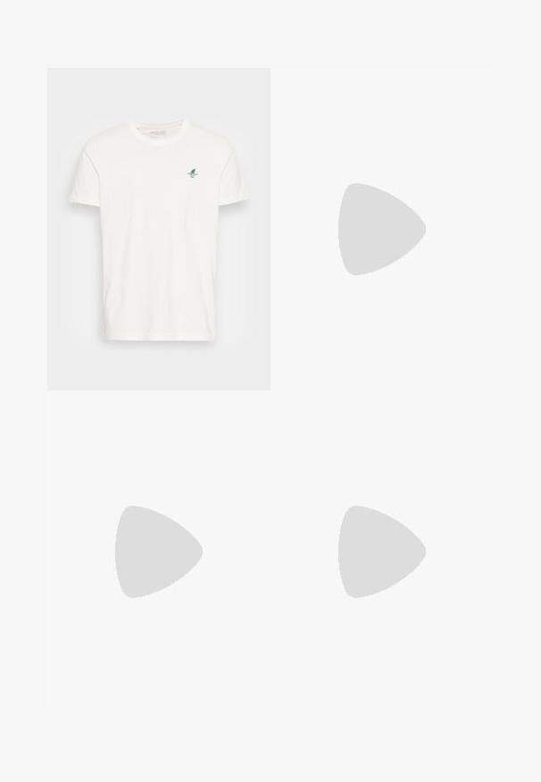 Weißes Baumwoll-T-Shirt mit kurzen Ärmeln, das ein kleines grünes Segelschiff und Wellenmuster auf der linken Brust zeigt. Klassischer Rundhalsausschnitt.; Schwarze knielange Shorts mit Gürtelschlaufen, Knopfverschluss und verstellbarem Kordelzug in der Taille.; Weiße Leder-Sneaker mit schwarzen Wildlederelementen; verfügen über eine Gummisohle, eine runde Spitze und ein klassisches Schnürdesign. Seitliches Logo in Schwarz.; Klarer Kunststoff-Sonnenbrillen mit rechteckigen braunen Gläsern, ausgestattet mit dünnen, transparenten Bügeln und Metallakzenten an den Schläfen.