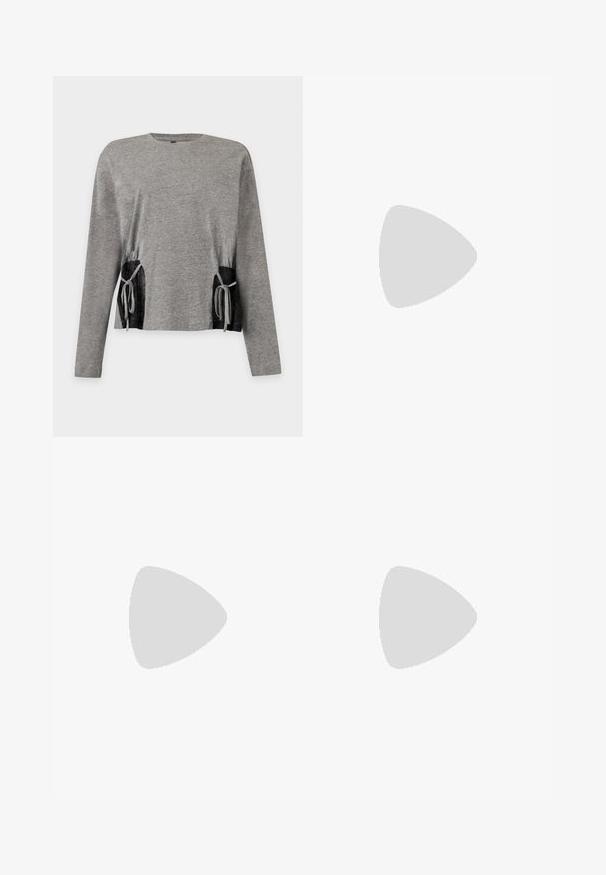 Top gris de manga larga con escote redondo y detalles laterales negros recogidos atados con lazos de tela gris en cada lado.; Jeans de mezclilla gris deslavado de cintura alta con cinco bolsillos, cierre de botón y un corte recto relajado.; Zapato plano negro con diseño delantero plisado y un lazo atado en la parte superior, tacón bajo y textura lisa sobre un fondo gris claro.; Bolso de mano de cuero negro con una textura suave. Cuenta con una correa ajustable y un diseño elegante y minimalista con cierre de cremallera.