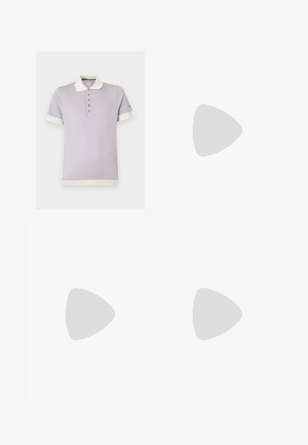 Lichtpaarse polo met korte mouwen, witte kraag en mouwboorden, voorzien van een knoopsluiting met vijf knopen en een geribde zoom.; Bruine wolblend broek met een rechte pijpdesign, voorzien van een subtiele textuur en kreuklijnen, afgewerkt met een klassieke tailleband.; Witte lage sneaker met vetersluiting, gestructureerd stoffen bovenwerk en dikke rubberen zool, gezien vanaf de buitenkant op een effen achtergrond.; Donkerbruine leren aktetas met bovenhandvatten, afneembare schouderriem en lichtblauw leren label dat aan één handvat hangt.