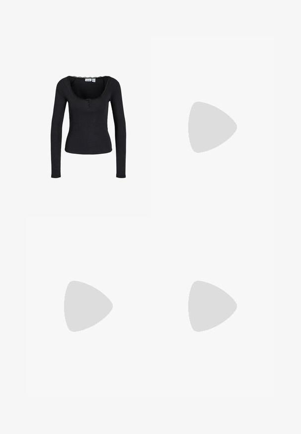Sort langærmet ribbet top med tre knapper foran og rund halsudskæring med blonder, tætsiddende pasform.; Lysblå vide jeans med bindebånd fortil, klassisk fem-lomme design og subtile falmede detaljer ved benene. Denim materiale.; Ben iført mørke ribbede leggings kombineret med sorte balletsko med små sløjfedetaljer på hvid baggrund.; Bordeaux håndtaske lavet af glansfuldt materiale, rektangulær form, med to skulderremme og subtile buede detaljer på forsiden.