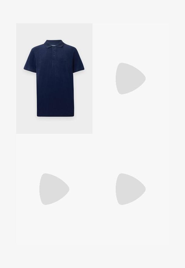 Polo bleu marine en tissu doux, avec un col classique, une patte de boutonnage à trois boutons et un logo brodé sur la poitrine.; Pantalons en denim bleu avec un design à jambes droites, dotés d'une taille haute, de plis à l'avant et d'une fermeture à bouton classique. Texture lisse.; Baskets basses beige avec bordure marron, design à lacets et marquage embossé sur la semelle sur fond blanc.; Sac banane en tissu marron foncé avec poche zippée en diagonale et petit logo blanc sur le devant, sur un fond clair uni.
