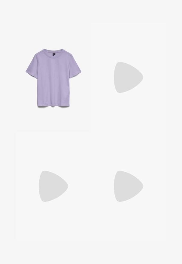 Απλό ανοιχτό μωβ T-shirt με κοντά μανίκια και στρογγυλή λαιμόκοψη, απεικονίζεται σε λευκό φόντο.; Σκούρες μπλε τζιν παντελόνες με φαρδιά μπατζάκια και ψηλή μέση, με δύο εμπρόσθιες τσέπες με καπάκι και δύο εμφανή κουμπιά σε ροζ χρυσό στη μέση.; Λευκό δερμάτινο αθλητικό παπούτσι με κορδόνια που αιωρείται πάνω σε μια ξύλινη παγκακι, με ψηλό πράσινο χορτάρι θολωμένο στο παρασκήνιο σε εξωτερικό χώρο.; Μπορντό τσάντα ώμου από γυαλιστερό υλικό, ορθογώνιο σχήμα, με δύο ιμάντες ώμου και λεπτές καμπύλες λεπτομέρειες στο μπροστινό μέρος.