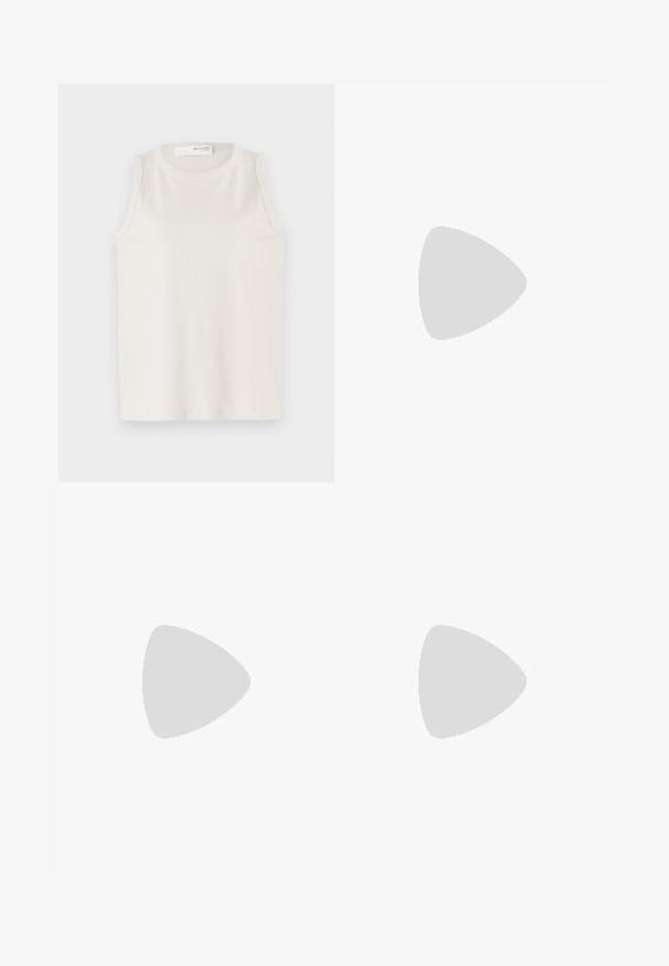 Haut sans manches blanc en tissu doux et lisse. Il présente un col rond et un design simple sans embellissements ni motifs.; Jean en denim bleu clair à jambe large, avec cinq poches, un zip sur le devant et un léger délavage sur les cuisses. Finitions propres.; Chaussure plate en cuir noir avec un nez pointu, des détails froncés autour de l'ouverture et un accent en boucle argentée sur la bride ajustable.; Sac à épaule en cuir marron avec une forme courbée, présentant un détail de boucle proéminent, des coutures contrastantes et une seule bandoulière.