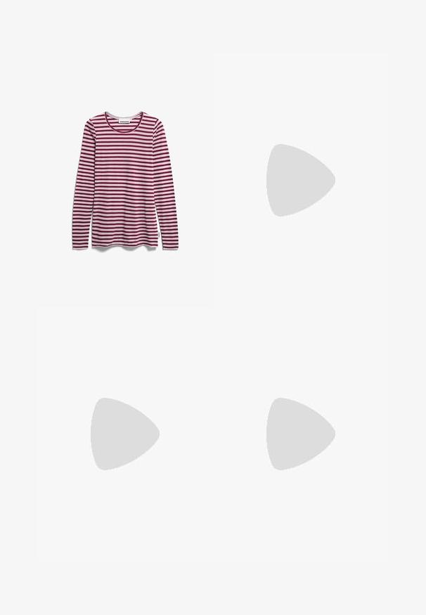 Lange mouwen shirt met horizontale bordeauxrode en lichtroze strepen en een ronde hals, plat gelegd op een witte achtergrond.; Donkerblauwe denim wijde broek met een hoge taille, voorzien van vijf zakken, riemlussen en details van koperkleurig stiksel. Gladde textuur.; Rode gepatenteerde leren balletschoenen met een ronde neus, een dunne band over de wreef en een vlakke zwarte zool. Gladde textuur en strakke afwerking.; Vrouw met een zwart-wit gebloemde blouse houdt een glanzende rode schoudertas vast tegen een effen achtergrond.