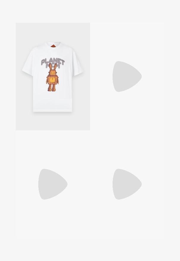 Weißes T-Shirt mit kurzen Ärmeln, das einen Cartoon-Hasen in Orange- und Brauntönen zeigt, mit dem Schriftzug "PLANET MCM" oberhalb des Designs.; Schwarze hoch taillierte weite Hose mit Gürtelschlaufen, vorderem Knopf und Reißverschluss vor einem schlichten weißen Hintergrund.; Grüne synthetische Sneakers mit niedrigem Schaft, weißer Gummisohle, runder Zehenpartie, sechs Ösen und flachen Schnürsenkeln. Minimale Markenkennung an der Seite.; Dunkelbraune Stoff-Gürteltasche mit diagonalem Reißverschlussfach und kleinem weißen Logo vorne, vor einem einfarbigen hellen Hintergrund.