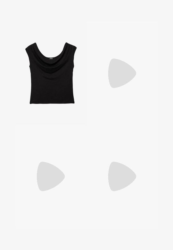 Sort ærmeløs top med draperet rund halsudskæring, tætsiddende silhuet og et lille mærke med brandnavn indeni kraven.; Lyseblå bootcut-jeans med falmet vask, fem lommer, bæltestropper og lukning med dobbelte knapper, lagt fladt ud på en hvid baggrund.; Sølv atletiske sko med røde striber, en struktureret gummisål og en Velcro-strop på toppen. Har en glat læderfinish og polstret krave.; Sort læderhåndtaske med et opsamlet design og sløjfedetalje foran. Har en kort hank og sølvfarvede hardware-accenter.