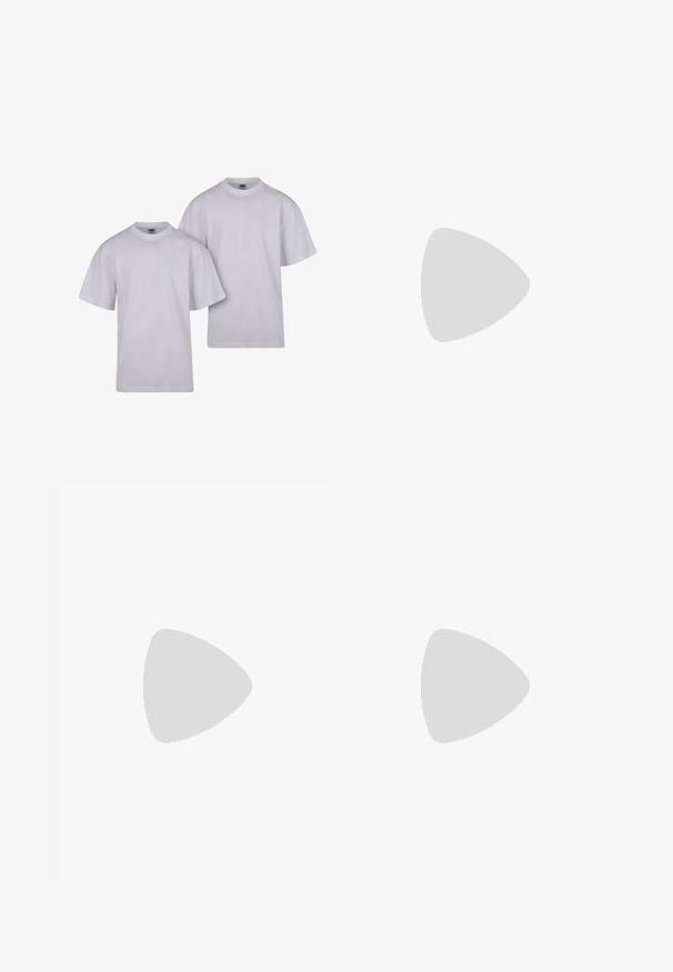 To hvide bomulds-t-shirts med korte ærmer, rund hals og lige snit. Simpelt design, uden mønstre eller synlig branding.; Sorte denimjeans med vide ben, forlommer, bæltestropper og knaplukning.; Hvide atletiske sko med en glat syntetisk overdel, der har sorte logo-detaljer og en gummisål. Snørebåndsdesign, med afrundet tåform.; Rektangulære sorte solbriller med mørke linser. Slanke, flade arme har en guldfarvet detalje. Glat plastisk ramme med mat finish.