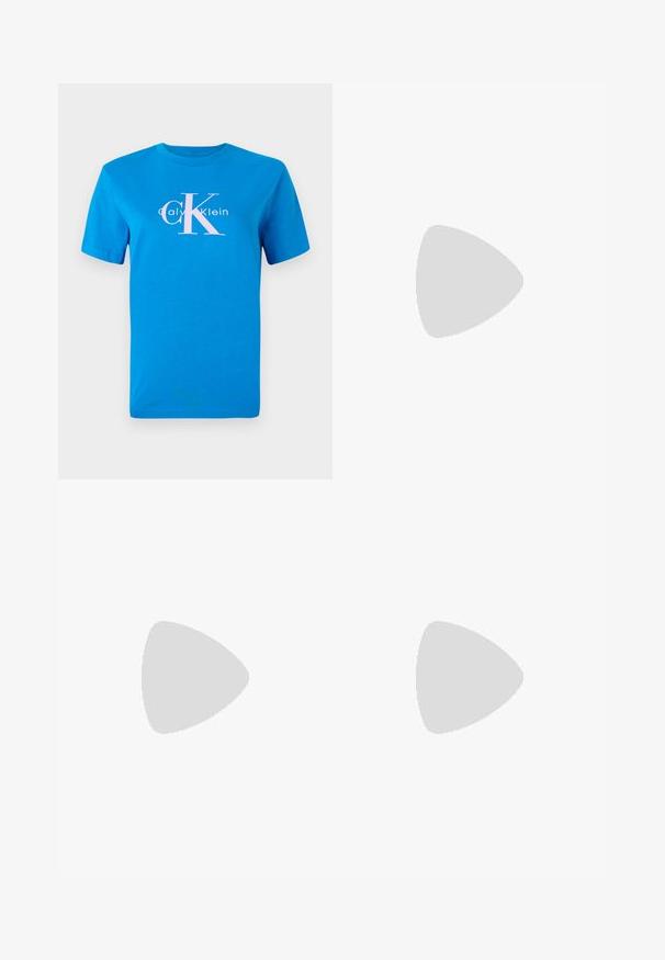 Camiseta de algodón azul con mangas cortas, que cuenta con un logo blanco de Calvin Klein y un gran gráfico rosa "CK" centrado en el frente.; Jeans de mezclilla azul con una cintura alta, cierre de cremallera, cinco bolsillos, piernas rectas y una sutil textura desgastada, con un acabado de dobladillo limpio.; Zapato slingback gris metálico con punta puntiaguda, tacón bajo tipo kitten y correa ajustable sobre fondo blanco.; Bolso de hombro de cuero color crema de Calvin Klein con borde superior curvado, cremallera plateada y correa ajustable marrón oscuro.