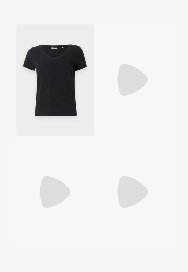 Sort kortærmet t-shirt med V-hals-design. Lavet af blødt, åndbart stof med en glat overflade og uden fremtrædende mønstre.; Grå sweats med elastisk talje, tapered ben design og foldet manchet ved kanten. Blød tekstur uden synlige mønstre eller accenter.; Hvid lavtop-sneaker med tyk sål, snørelukning og diskrete syningsdetaljer på en ensfarvet lys baggrund.; Sort tote taske lavet af glat læder, med en buet, åben top, to skulderstropper og et minimalistisk design.