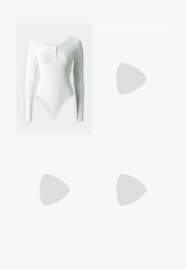Biely bodysuit s dlhým rukávom vyrobený z elastického materiálu, s okrúhlym výstrihom a tromi gombíkmi na prednej strane.; Svetlomodré džíny s uvoľneným strihom, vysokým pásom a dizajnom s piatimi vreckami. Obsahujú švy a zapínanie na gombíky.; Nohy v tmavých pásikavých legínach v kombinácii s čiernymi balerínkami s malými mašličkami na bielom pozadí.; Čierna kožená kabelka s hladkou textúrou. Obsahuje nastaviteľný popruh a elegantný, minimalistický dizajn so zipsovým uzatvorením.