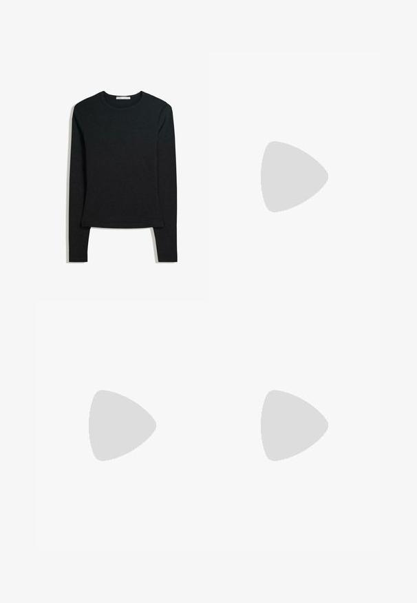 Sort langærmet skjorte lavet af blødt stof, med rund halsudskæring og tætsiddende design, lige kant og minimale syninger.; Løse sorte tilspidsede bukser med elastisk talje og ankelsmæk, lavet af let stof.; Sort ankelstøvle med en struktureret suede-overdel og glatte læderdetaljer. Har en rund tå, tykk gummisål og flettede snørebånd.; Sort læder tote taske med en glat overflade, en blød, afrundet top og brede håndtag. Har minimal syning og en afslappet silhuet.
