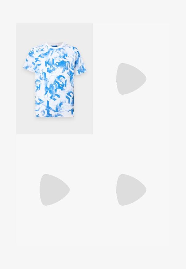 Weißes Kurzarm-T-Shirt mit blauen abstrakten geometrischen Formen und schablonenähnlichen Mustern überall.; Schwarze Jogginghosen aus weichem Stoff mit elastischem Bund und Kordelzug, Seitentaschen und engen Bündchen an den Knöcheln.; Schwarzer Leder-Brogue-Schuh mit Wingtips, der über einem beigefarbenen Teppich in der Nähe eines gebogenen orangenen Möbels schwebt.; Schwarzer Ledergürtel mit strukturierter Oberfläche und einer silbernen Metallschnalle. Die Schnalle besticht durch ein minimalistisches Design mit eingraviertem Logo.