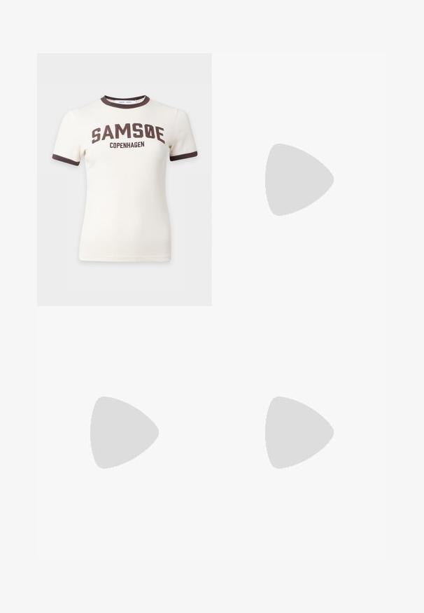 Λευκό T-shirt με κοντά μανίκια και σκούρα καφέ επένδυση στο στρόγγυλο λαιμό και στα μανίκια, με το κείμενο "SAMSØE COPENHAGEN" στο στήθος.; Μίντι φούστα κρεμ με μαύρες πουά και ελαστική, ραμμένη μέση, εμφανίζεται σε μονόχρωμο φόντο.; Μαύρες δερμάτινες μπαλαρίνες με μυτερή μύτη, σχέδιο κοπής, λουράκι στον αστράγαλο και χρυσή αλυσίδα. Λείος υφή, ελάχιστο τακούνι.; Τσάντα μπεζ από δέρμα σε σχήμα ημισελήνου με έναν μόνο ιμάντα ώμου και ελάχιστη ραφή, σε απλό λευκό φόντο.