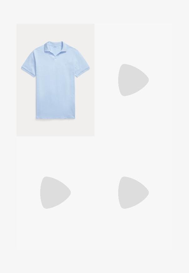 Polo bleu clair à manches courtes avec col et petit logo brodé sur la poitrine gauche sur fond blanc.; Shorts grises foncés pour homme en tissu léger, dotés d'une fermeture à bouton, de passants de ceinture et d'un design uni sans motifs visibles.; Mocassin en cuir noir à finition lisse, bout pointu et détails cousus sur le dessus. Talon bas et design minimaliste.; Collier de perles et bracelet assorti avec fermoirs en chaîne argentée disposés sur un fond blanc.